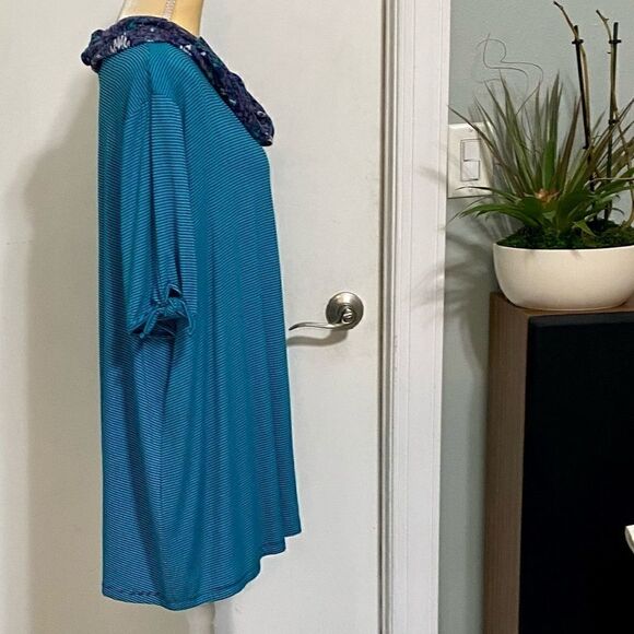NEW Catherine’s Blue striped PALISADES Tunic Blouse Plus Sz 2X Detachable Scarf - Picture 4 of 8